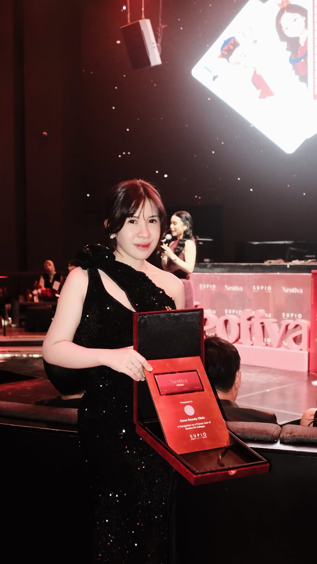 dr. Dwi Muna Safitri menerima penghargaan Neotiva RH Collagen untuk Dews Beauty Clinic
